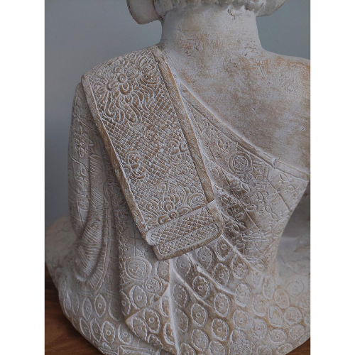Boeddha tuinbeeld zittend - creme - detail