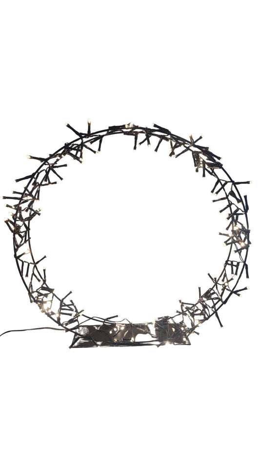 Verlichte Zwarte Kerstkrans op Standaard – Ø 40cm – 200 LED Warm Wit – Slimme Timer – Kerstversiering Buiten & Binnen