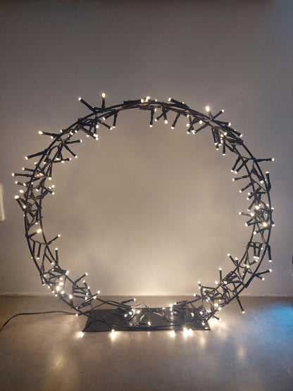 Kerstkrans - zwart - staand - voor binnen en buiten - LED - 40cm